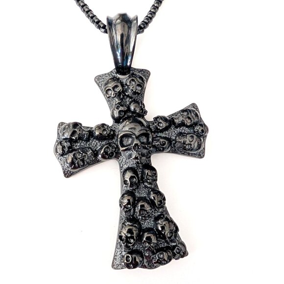 Black metal cross with skulls necklace - Picture 10 of 11